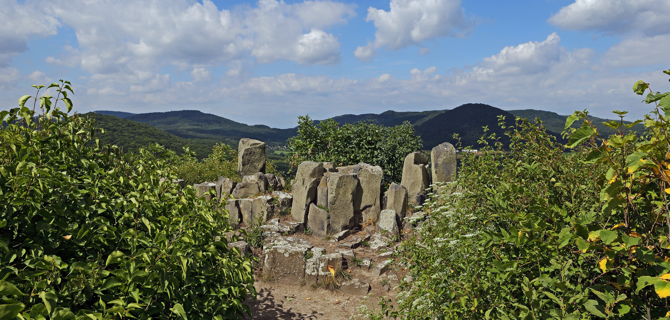 Der Blick auf die schönen Basaltstrukturen auf dem Gipfel des böhmischen Ostry...