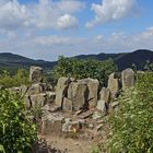 Der Blick auf die schönen Basaltstrukturen auf dem Gipfel des böhmischen Ostry...