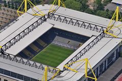 Der Blick aus dem Cockpit der Tante Ju auf / in das Dortmunder Westfalenstadion (Signal - Iduna - St