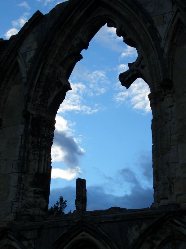 Der Blick aus dem Fenster einer Ruine in York