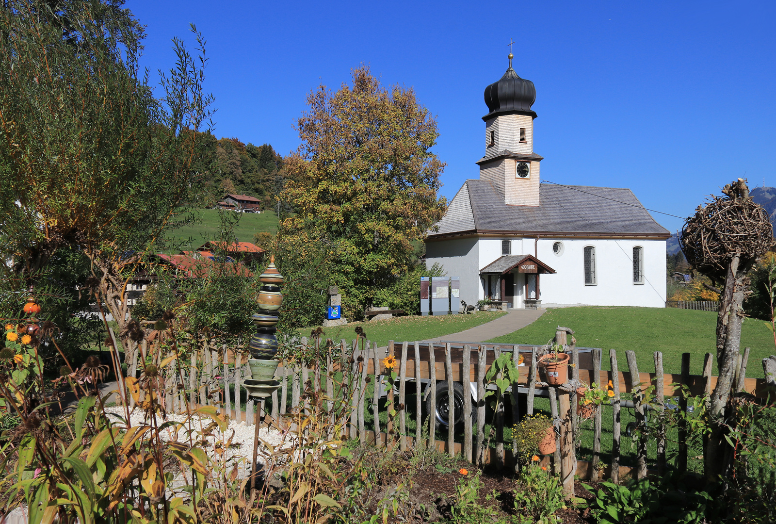 Der Blick aus dem Kräutergarten