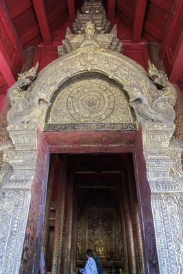 ...der Blick durch die Türe des Wihan Lai Kham...