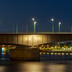 Der Blick durch unter der Brücke