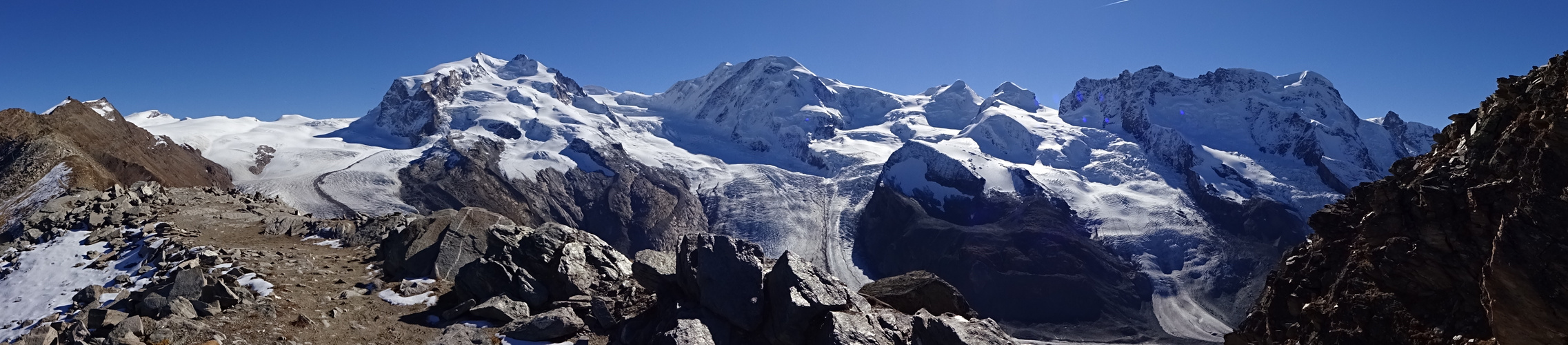 Der Blick etwas abseits vom weltbekannten Logenplatz über Zermatt