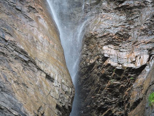 Der Blick in die tiefe Schlucht ...