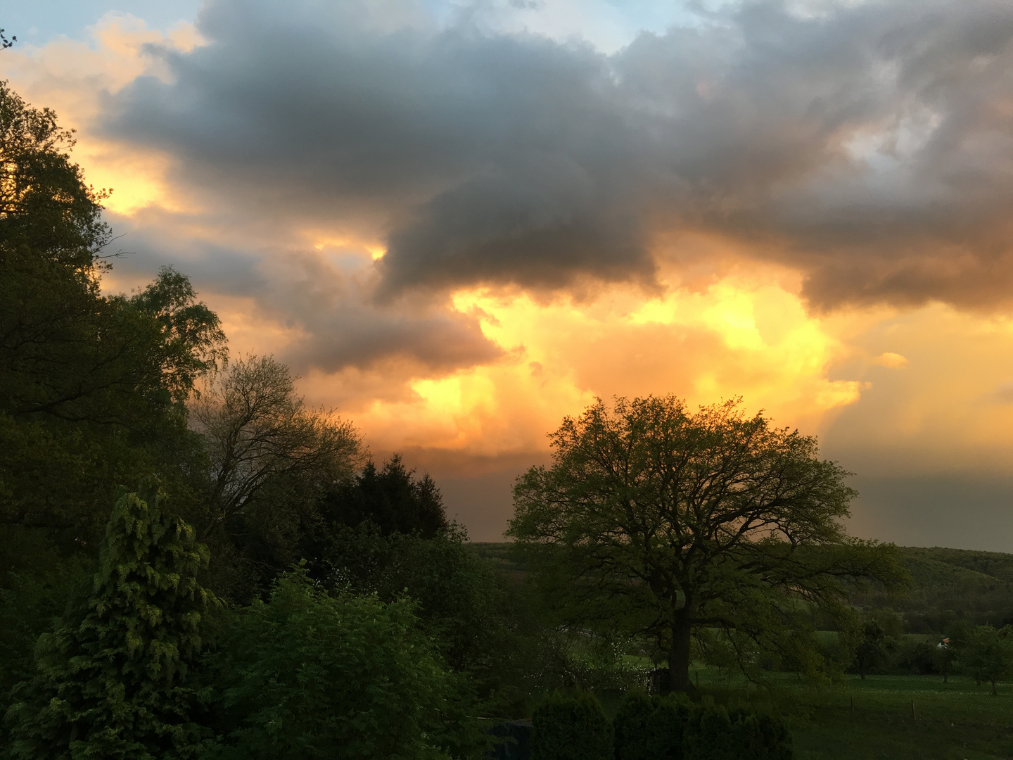 Der Blick in Richtung Westen, Drama am Himmel, Licht, Kontrast, Sonnenstrahlen