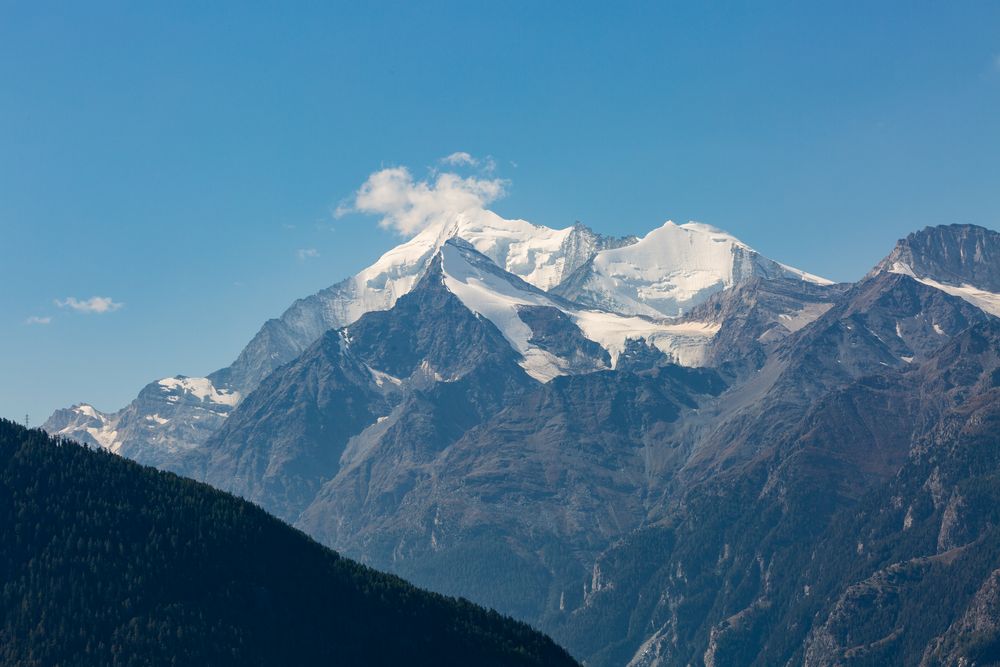 Der Blick ins Mattertal zu Weisshorn (4505 m.ü.M.) und Bishorn (4153 m.ü.M.)