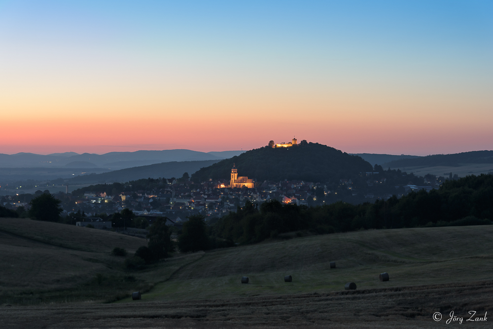 Der Blick nach Homberg zur blauen Stunde