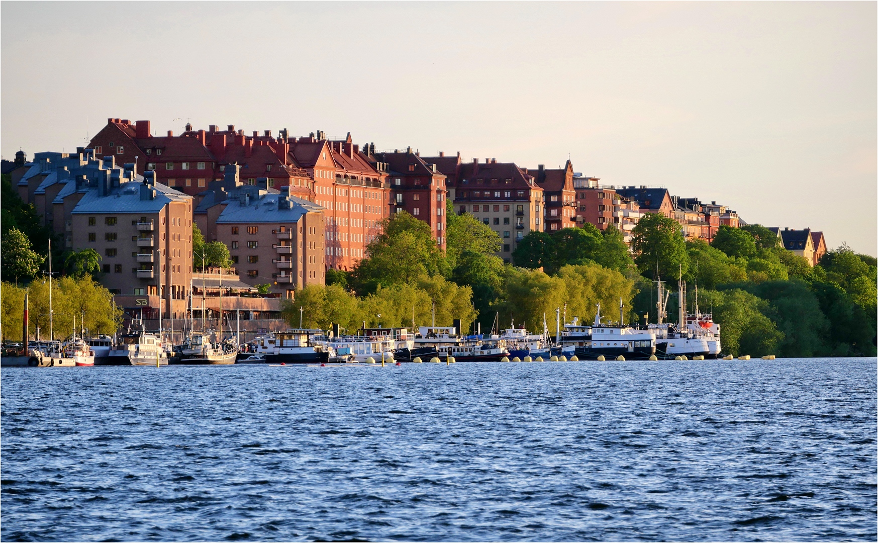 der blick nach södermalm auf mariaberget und söder mälarstrand über den riddarfjärden