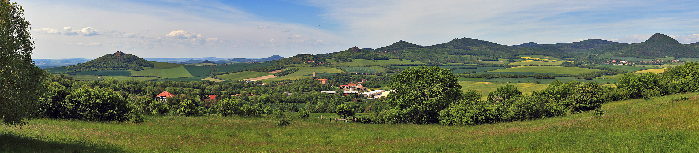 Der Blick nach Vlastislav fast zugewachsen im Böhmischen Mittelgebirge...