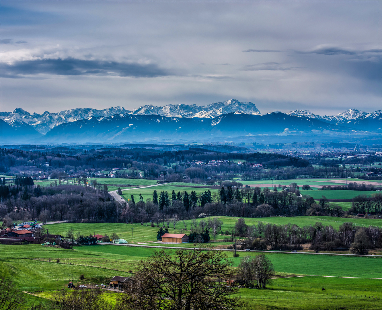 Der Blick über das Alpenvorland zur Zugspitze.