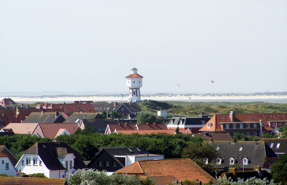 Der Blick über das Zentrum von Langeog zum Meer.