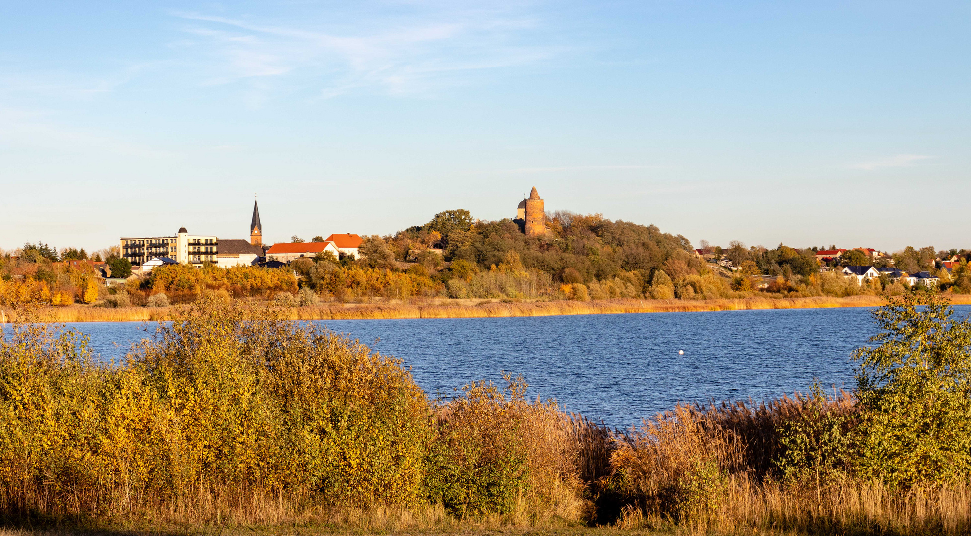 Der Blick über den großem Goitzschesee nach Pouch 