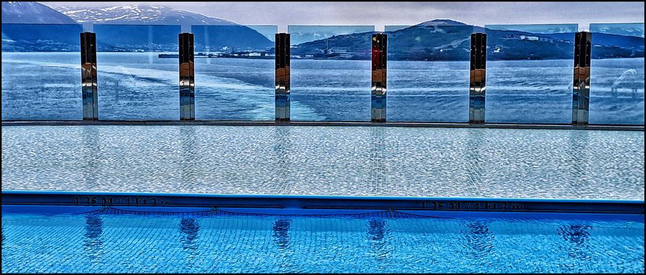 DER BLICK ÜBER DEN POOL AUFS MEER...