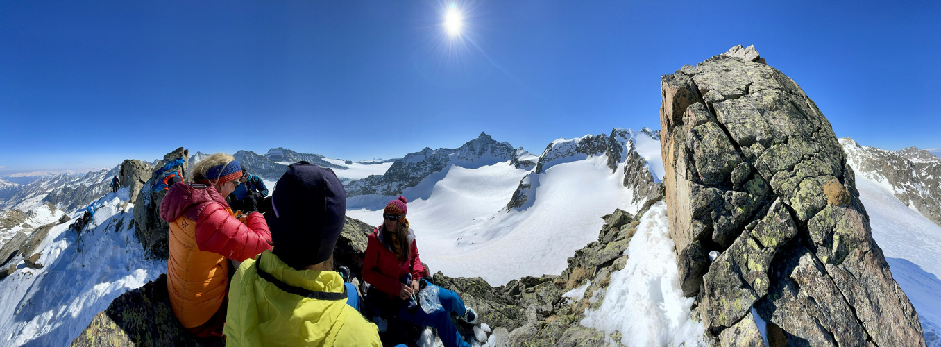 Der Blick über den Verborgen-Berg-Ferner 