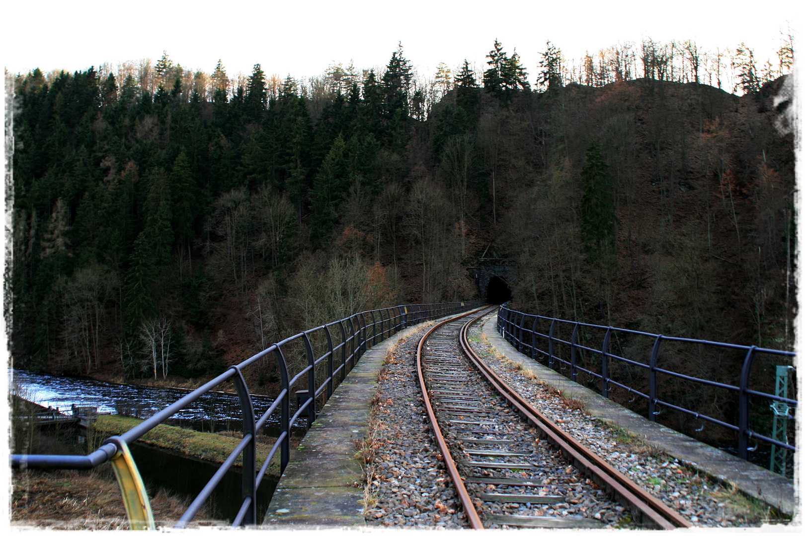 Der Blick über des Viadukt Richtung Tunnel...