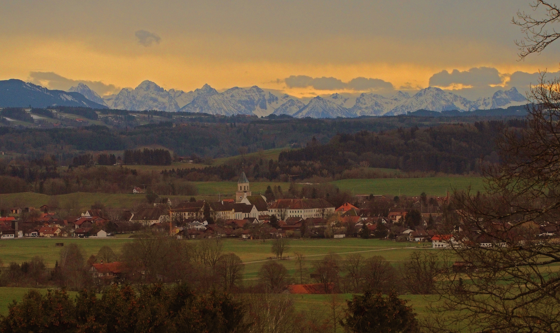 Der Blick über Kloster Polling in die Alpen