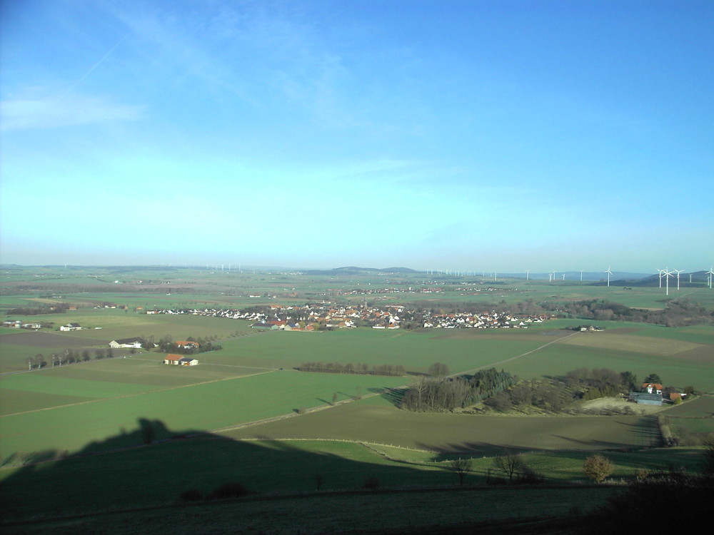 Der Blick vom Desenberg auf Daseburg