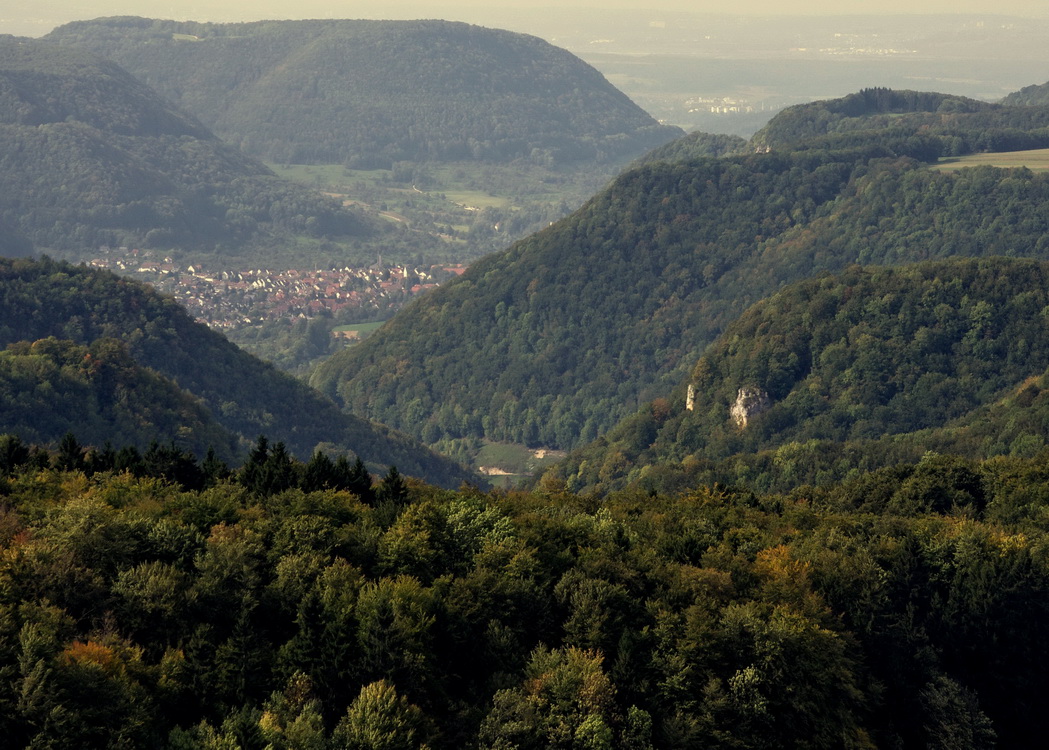 Der Blick vom Römersteinturm ins Lenninger Tal
