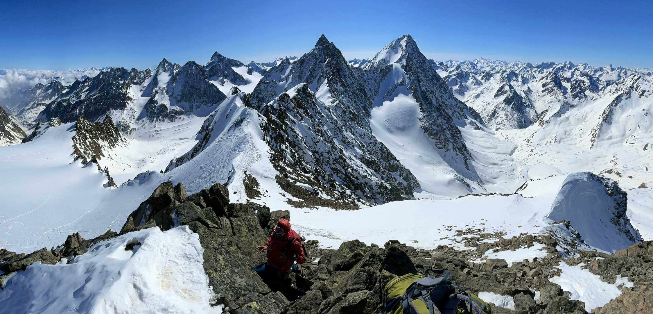 Der Blick vom Wilden Hinterem Turm über die Gletscher der Stubaier Alpen 