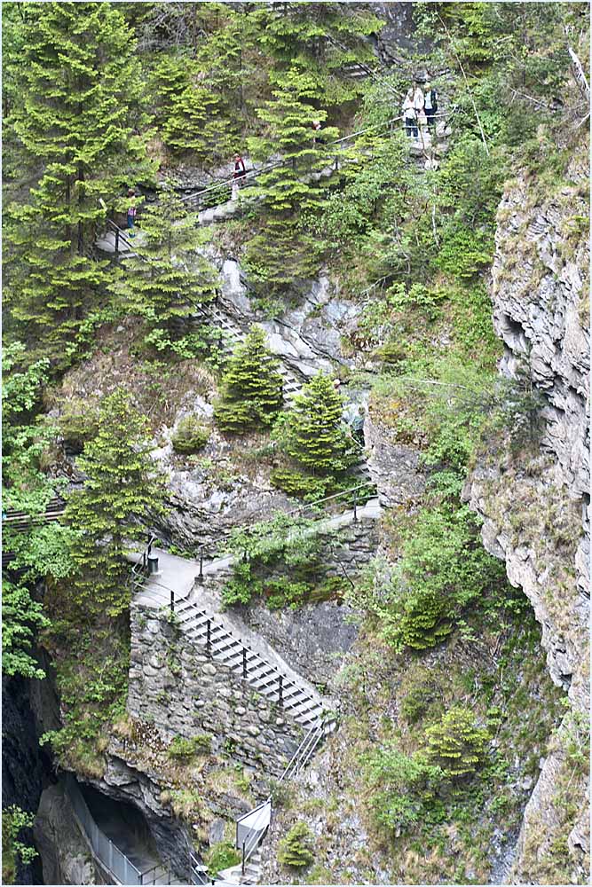 Der Blick von der Brücke in die Schlucht