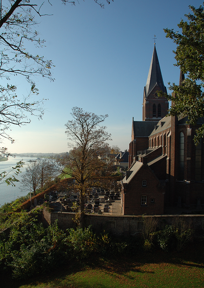 Der Blick von der Kesseler Burgruine ins schöne Maastal