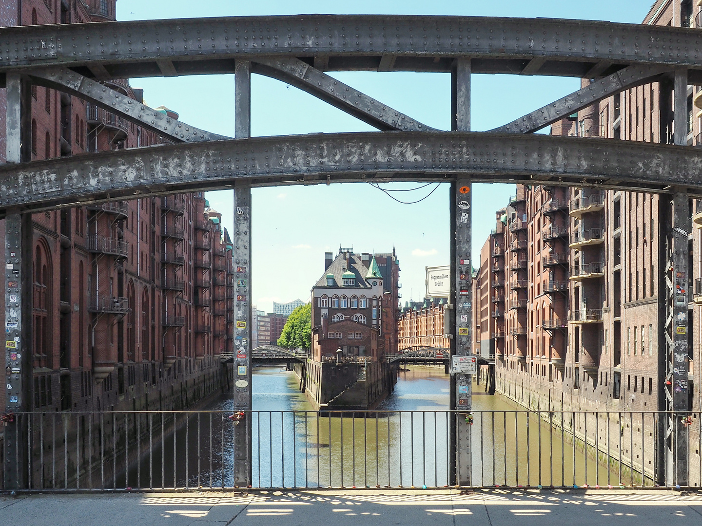 Der Blick von der Poggenmühlenbrücke ...