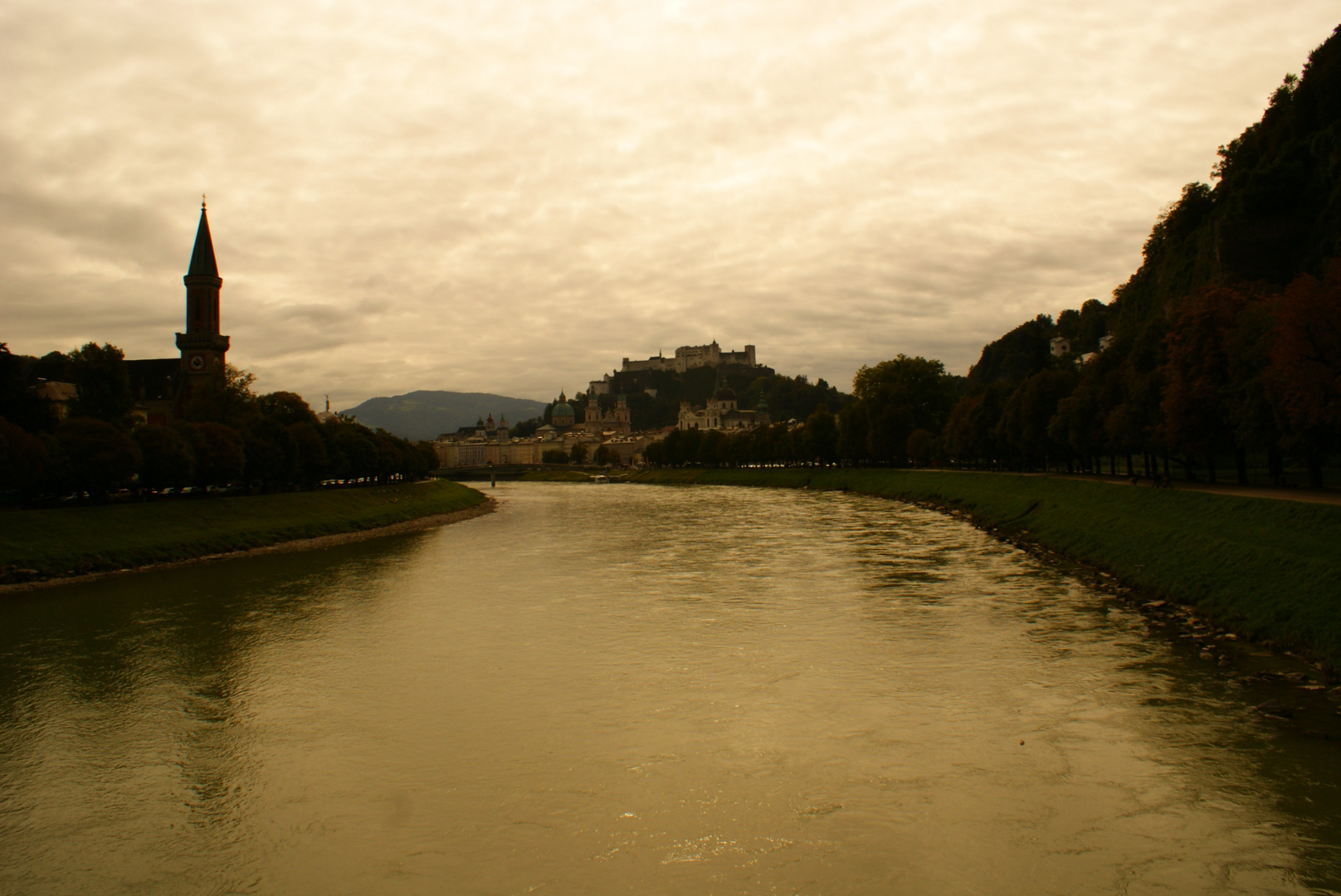 Der Blick von der Salzach auf die Festung