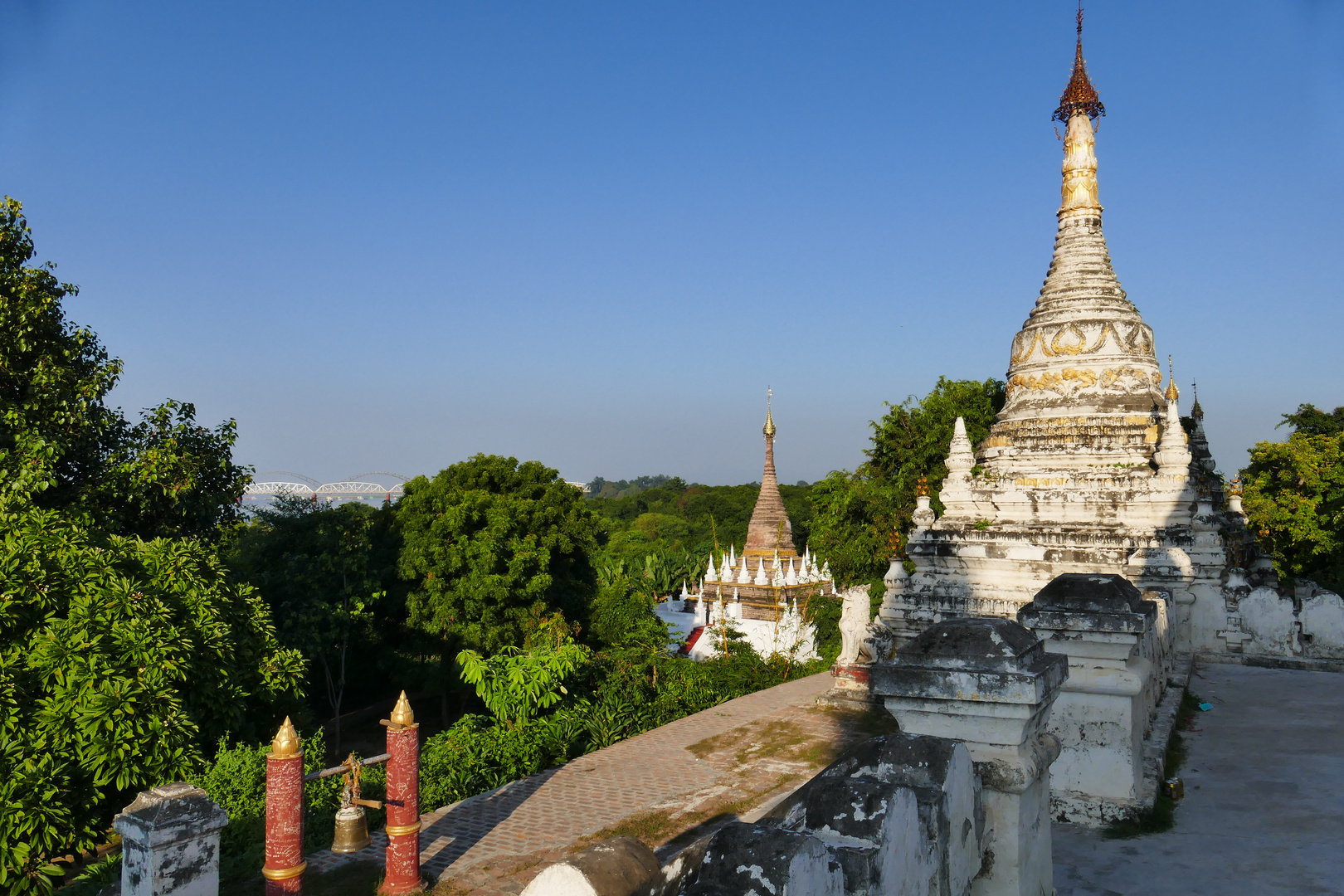 ...der Blick zum Irrawaddy mit seinen zwei Brücken...