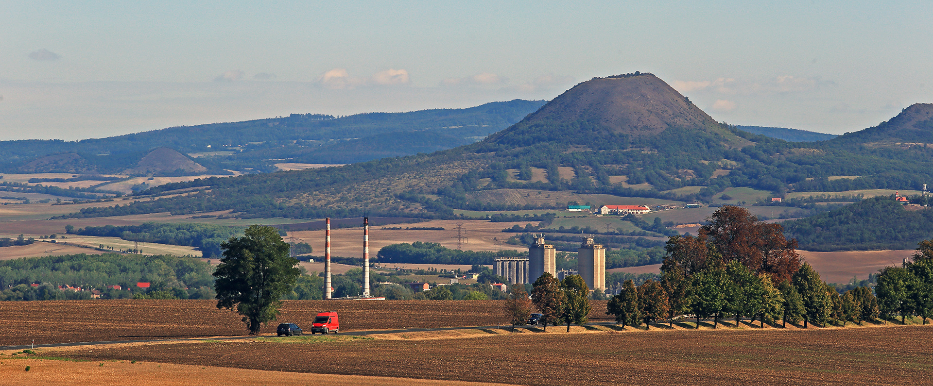 Der Blick zum Lauener Steppenberg Oblik...und die Adonisröschen zu seinen Füßen