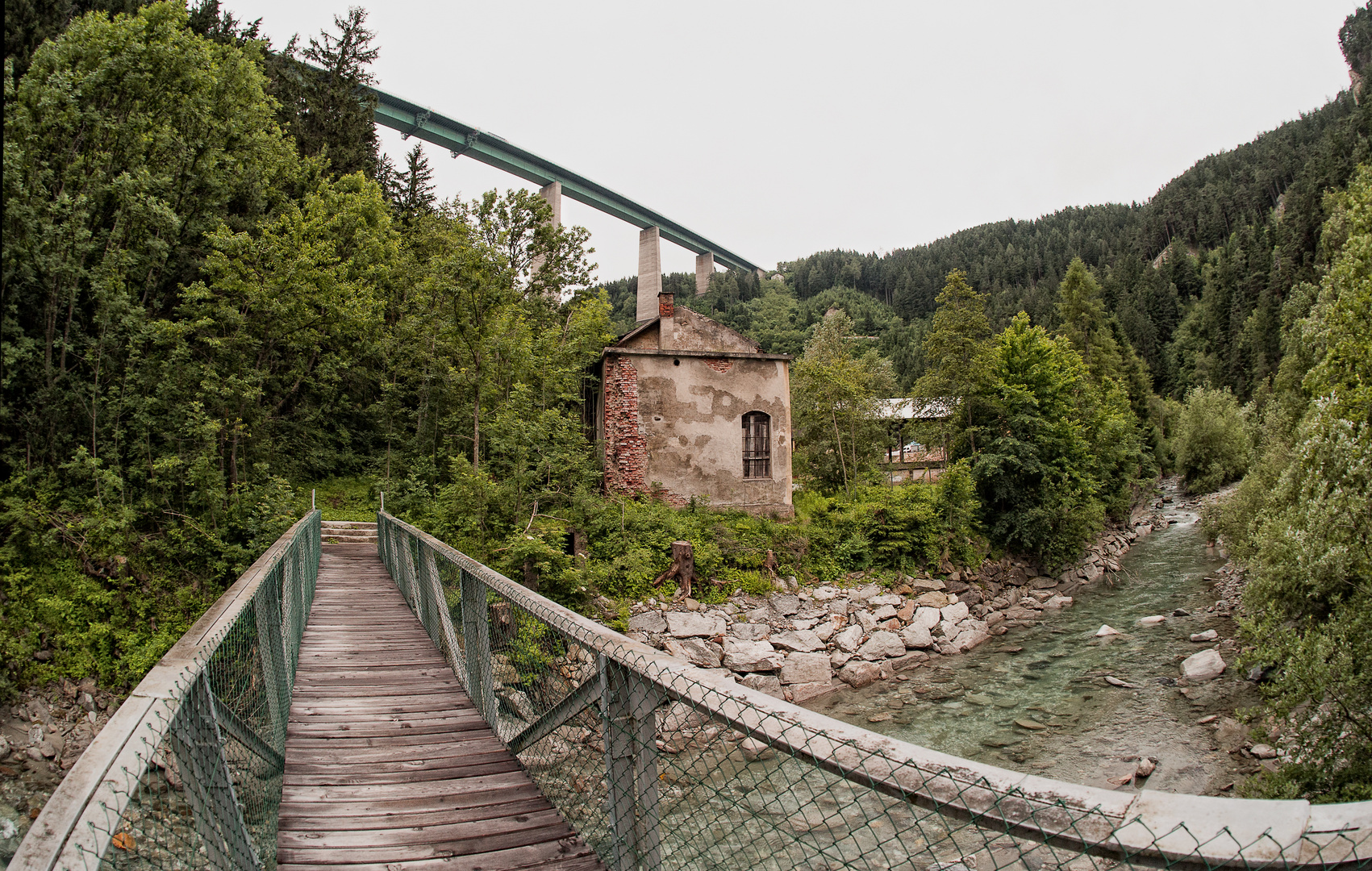 der Blick zur Brücke