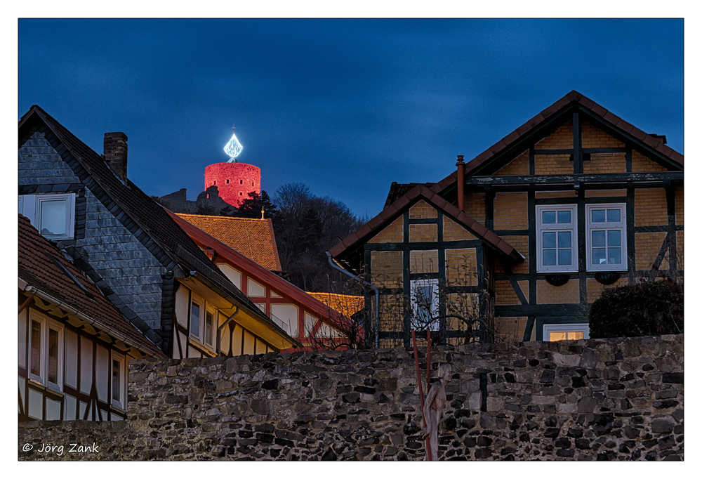 Der Blick zur Homberger Adventskerze