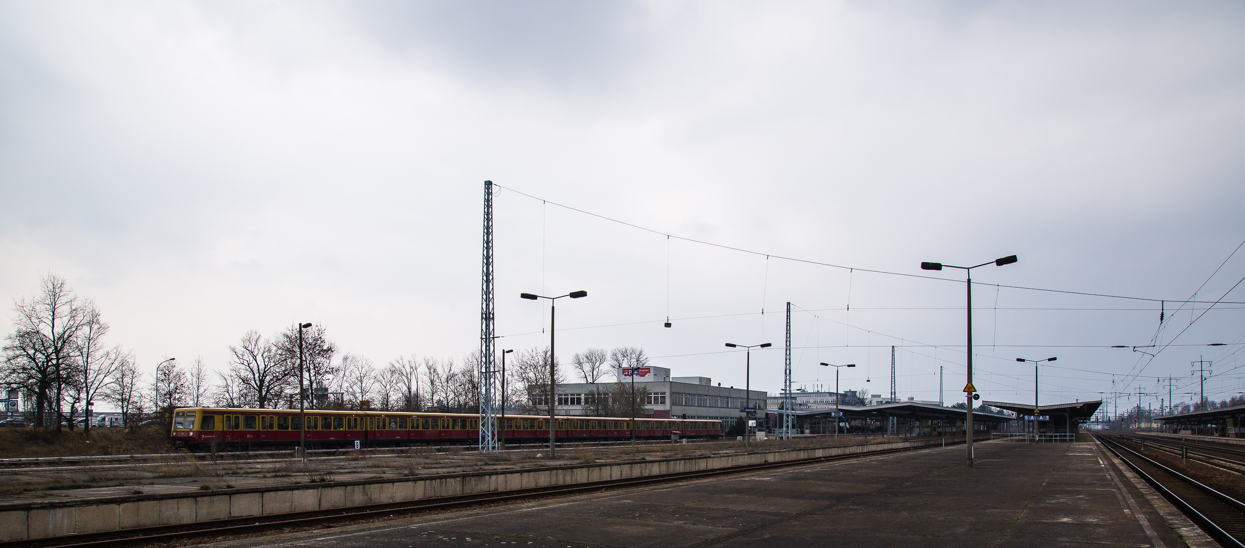 Der Blick zur S-Bahn ...