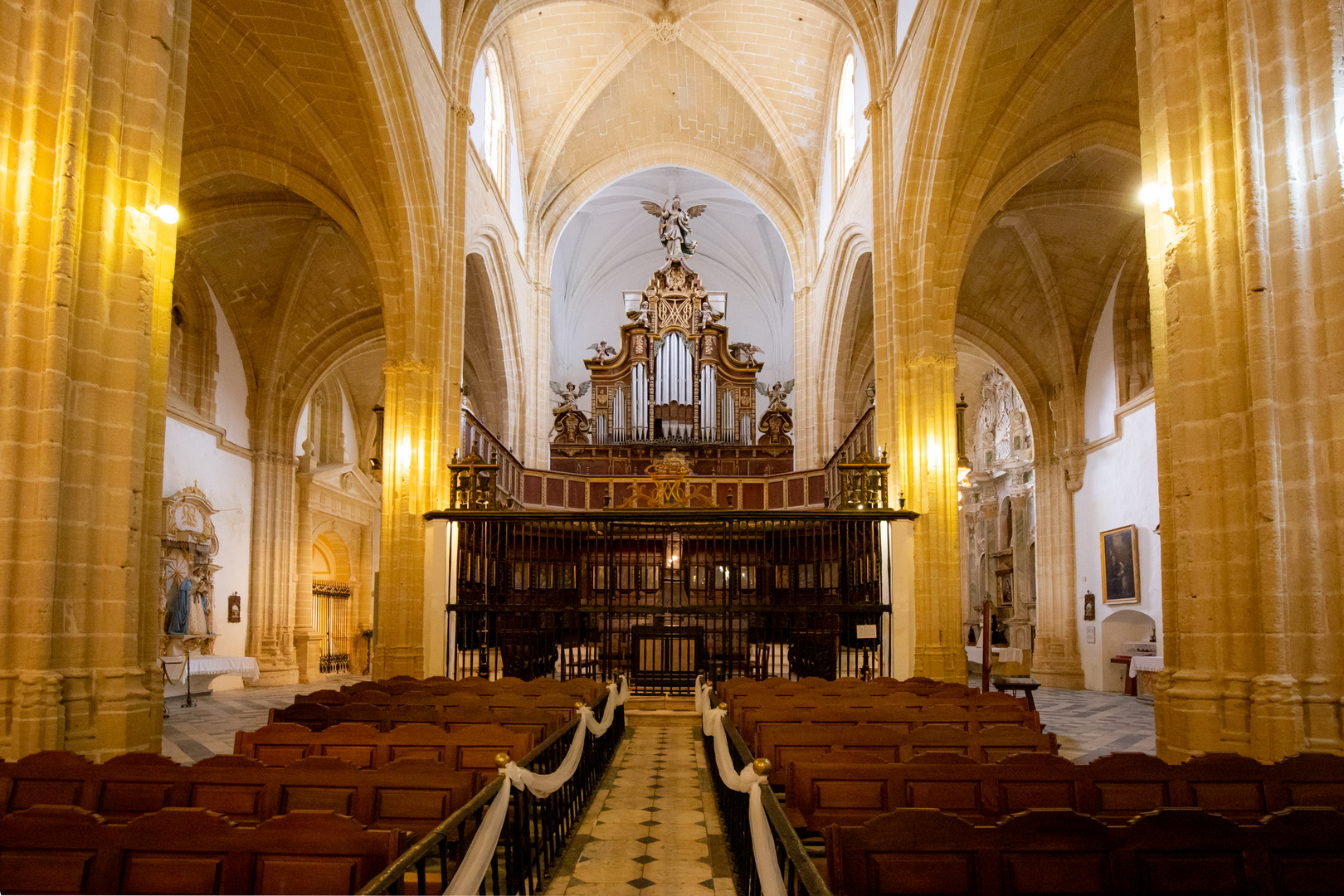 der Blick zurück auf Chorraum und Orgel....