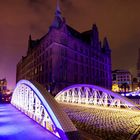 Der Block H „Sandtorquaihof“ in der Hamburger Speicherstadt. Im Vordergrund ist die Pickhubenbrücke.