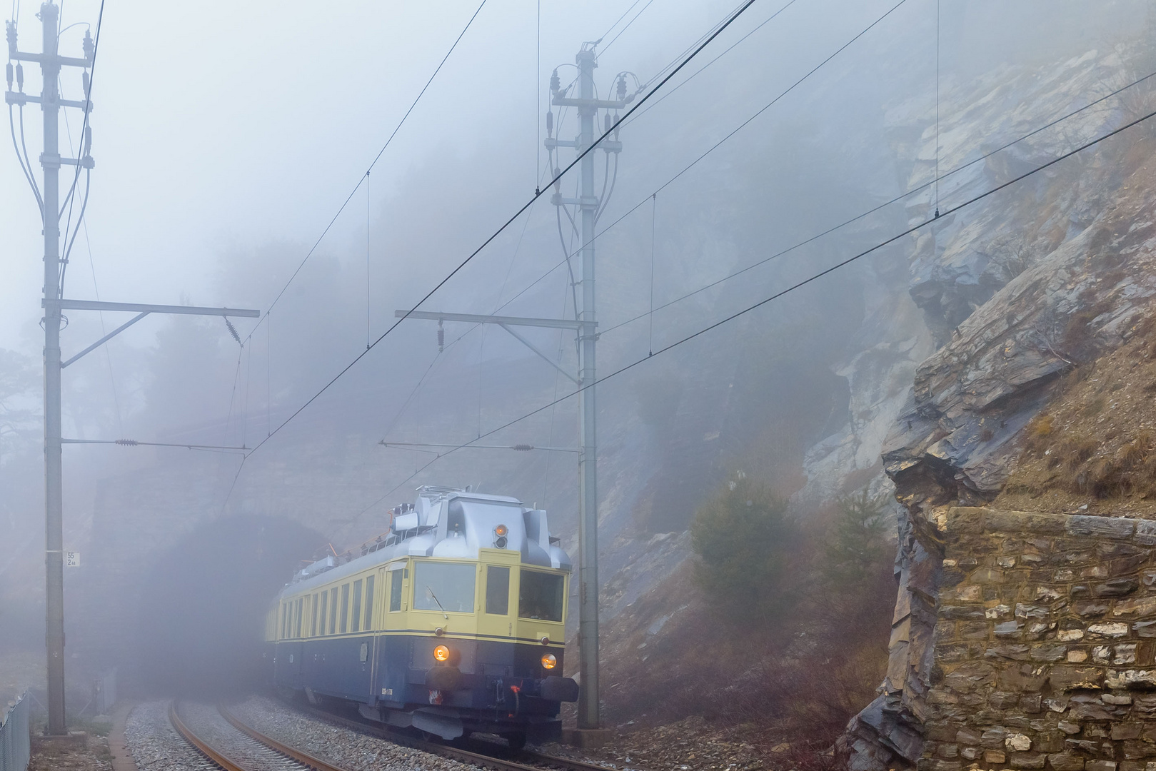 Der BLS Blaue Pfeil auf Fahrt am Lötschberg