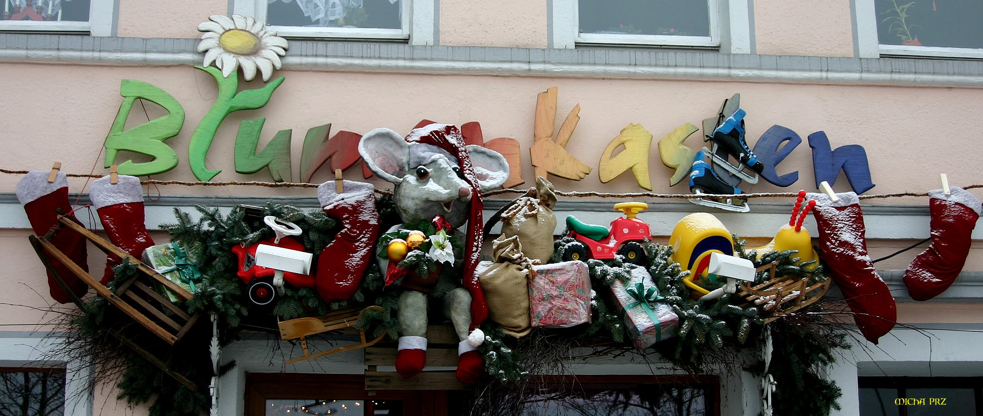 der Blumenladen hat schon mal vorgesorgt mit der Deko