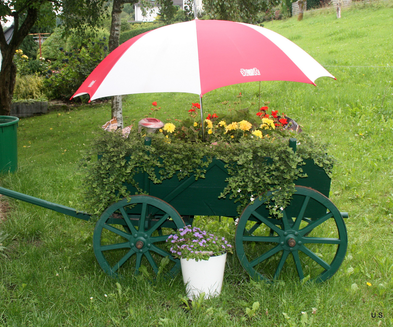 "Der Blumenwagen mit Schutz vor dem ertrinken"