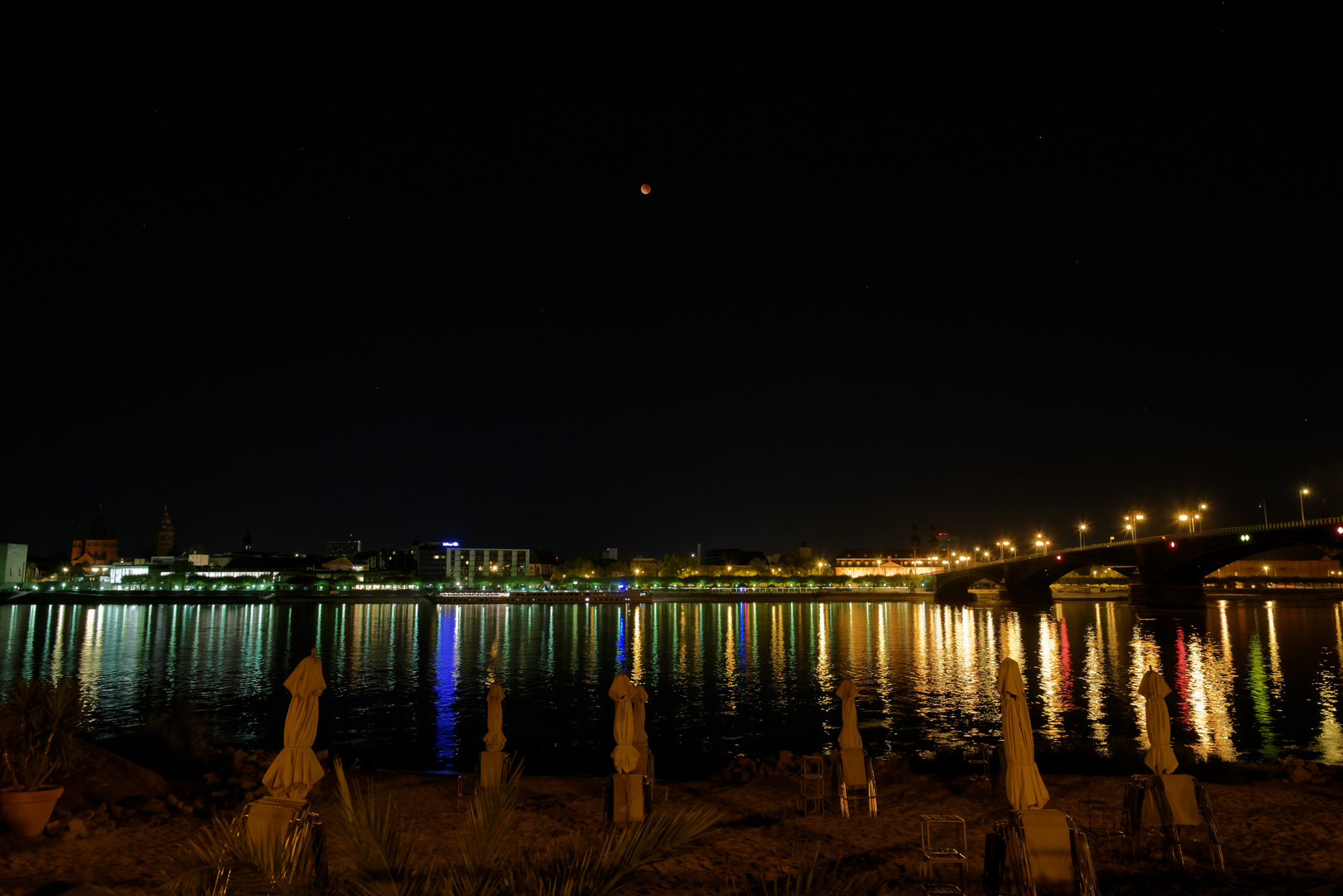 Der "Blutmond" 2015 über Mainz, vom schlafenden Kasteler Strand aus gesehen