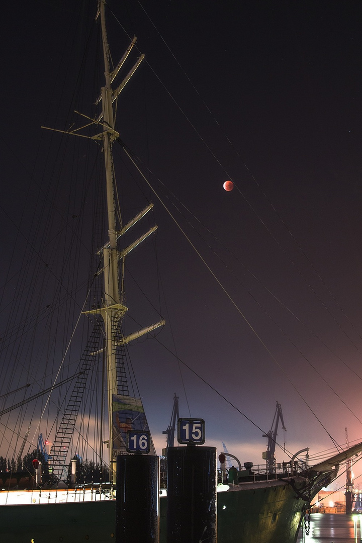 Der Blutmond am Hamburger Hafen 2015