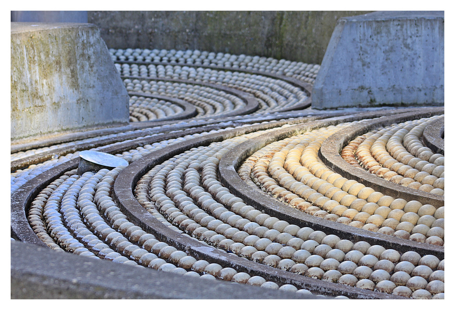 Der Boden vom Kugelbrunnen