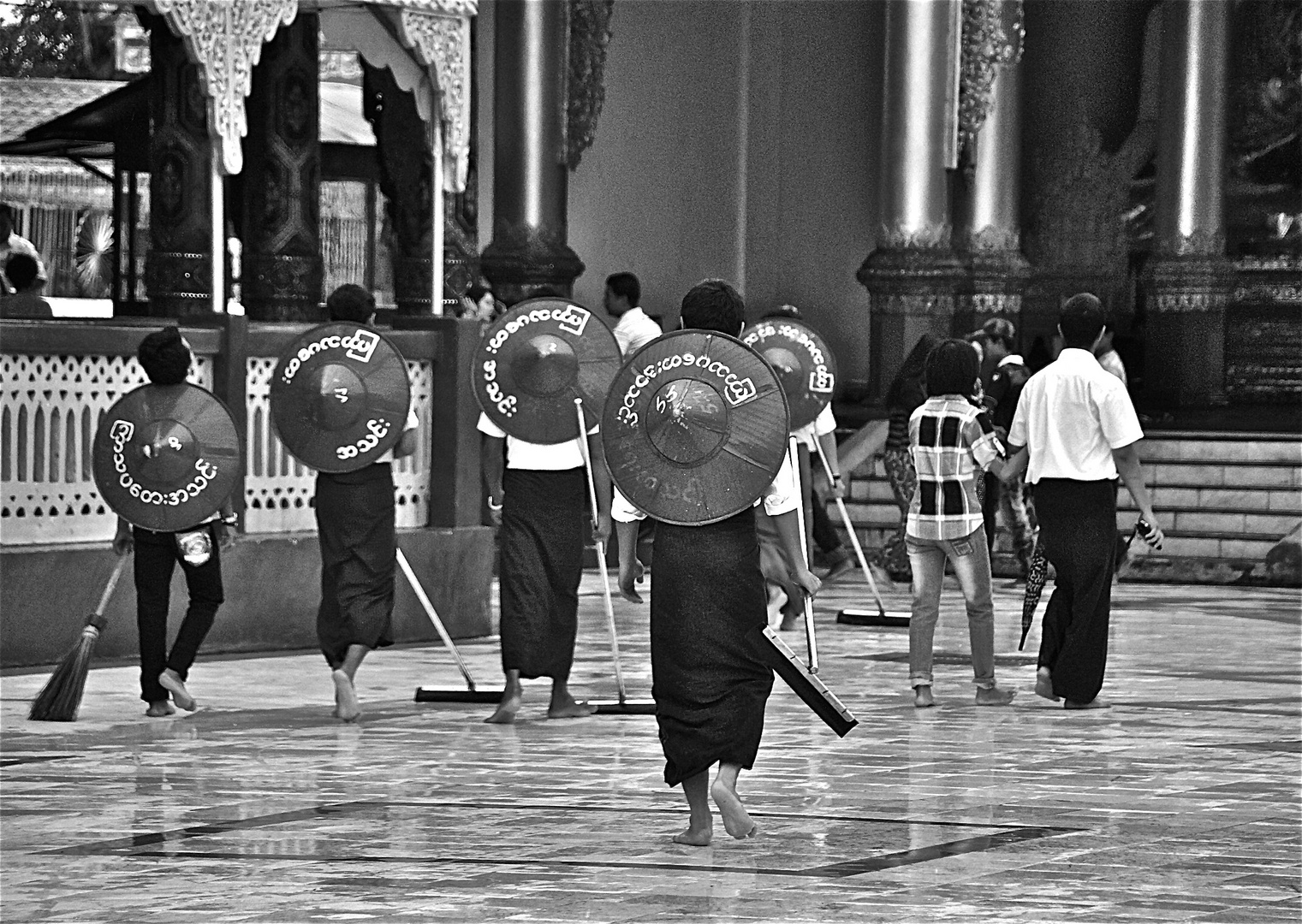 der bodenwischtrupp der shwedagon pagode plus einem kehrmeister