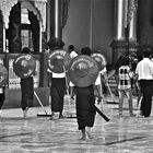 der bodenwischtrupp der shwedagon pagode plus einem kehrmeister