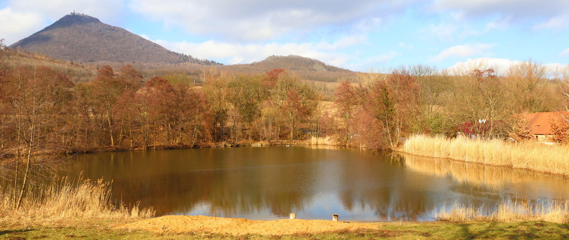 Der böhmische Berg, der sich einen eigenen kleinen See leisten kannn,