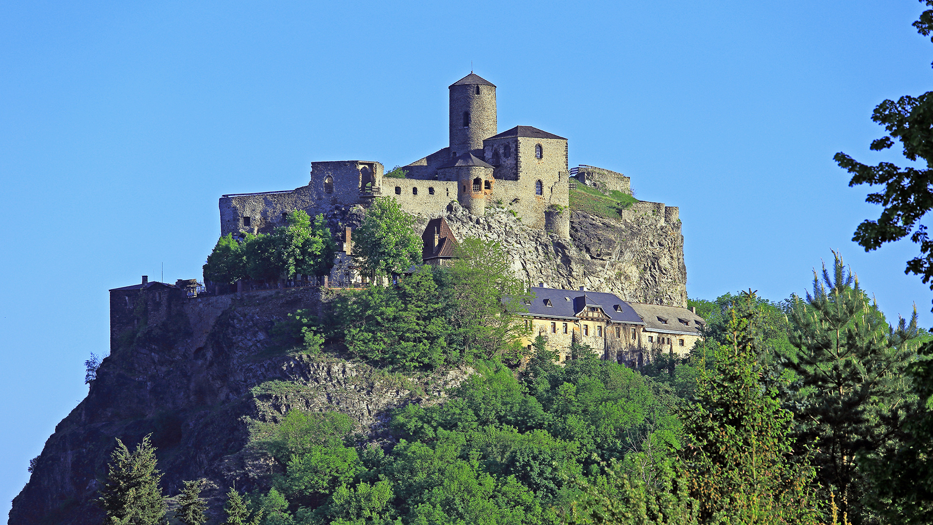 Der böhmische Schreckenstein vor drei Tagen morgens mit einem Himmel...