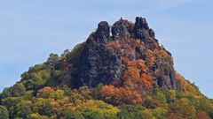 Der böhmische Sperlingsstein  rechtelbisch  (Labe) zwischen Usti nad labem und Decin...