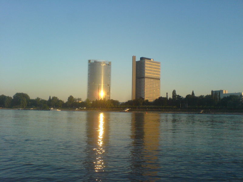 der Bonner Post-Tower im Sonnenuntergang