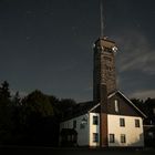 Der Borgmannturm auf dem Eisenberg bei Nacht im Mondschein