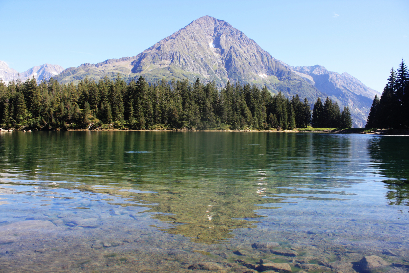 der Bristen vom Arnisee aus gesehen