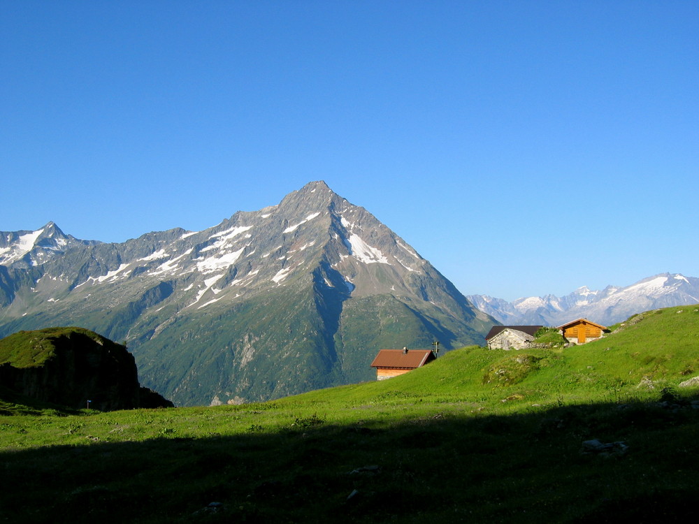 der Bristenstock im Morgenlicht